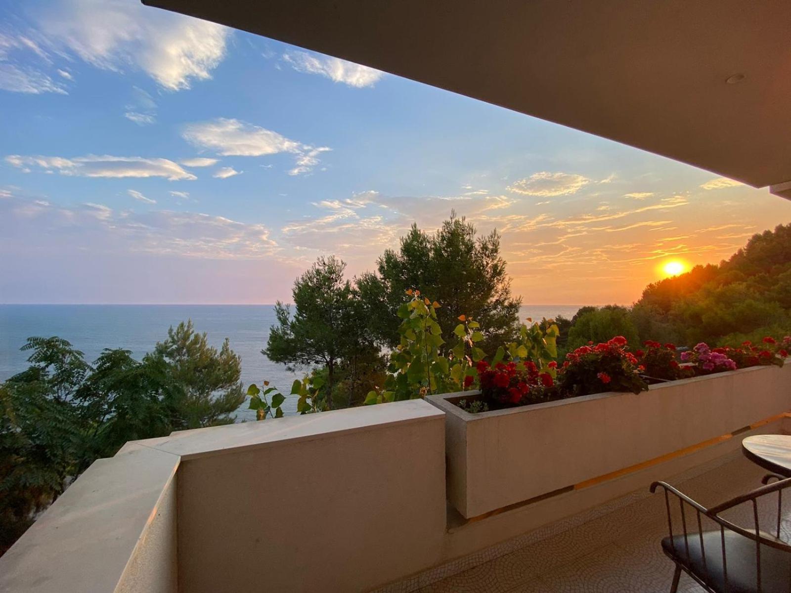 Villa D Hotel-Restaurant-Private Beach Дуррес Экстерьер фото